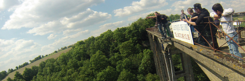 PARTENAIRES DU TOURISME AVEC ELASTIQUE RECORD AU PONT DE SAINT GEORGES LE GAULTIER