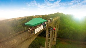 saut à l’élastique depuis un viaduc au-dessus d’une vallée