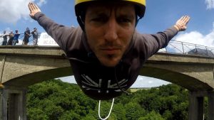 Participant prêt à effectuer un saut à l’élastique depuis un viaduc sécurisé