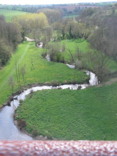 Vue sur la rivière du viaduc de st georges le gaultier